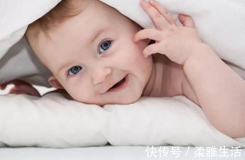 家长|趁着妈妈不在,宝宝偷偷搬起小脚丫啃了起来,宝妈看后哭笑不得