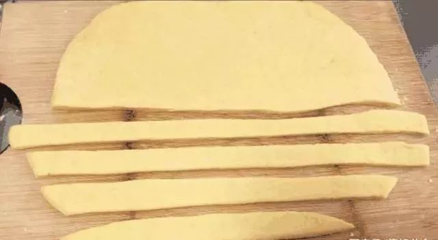 鸡蛋|面粉里加5个鸡蛋,不用一滴水,教你做小零食,出锅孩子抢着吃