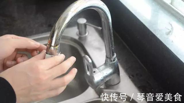 厨房|用完的牙膏管别扔掉,放在厨房一年能省不少钱,邻居见了纷纷学