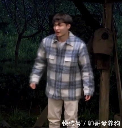 张艺兴被向往节目组挖坑,镜头对着他的脚,缺点曝光