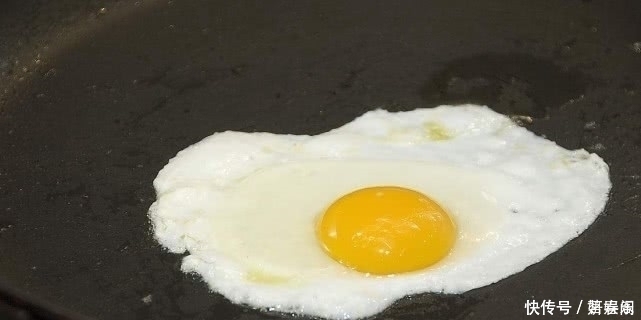 煎荷包蛋时,不要只加油,多加一样东西,鸡蛋不粘锅,吃起来更嫩