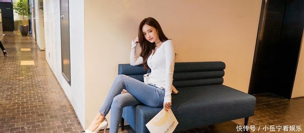 超美珠珠:休闲小憩暇白螺纹开领打底衫!