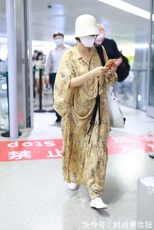 深v领 马伊琍浪费了好身材,“麻袋”连衣裙穿成纸片人,换别人撑不起