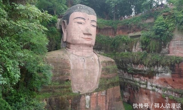中年|乐山大佛胸口发现一密室，早年间被盗墓贼光顾，只留下一块石碑