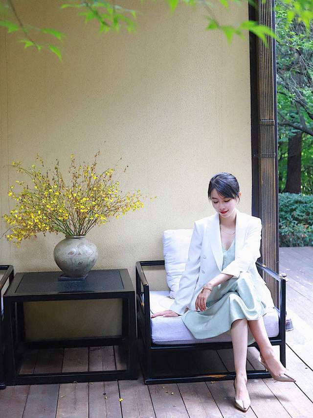 皮肤|皮肤暗黄的女生如何选衣服颜色?可以尝试这几款,让你显白还好看