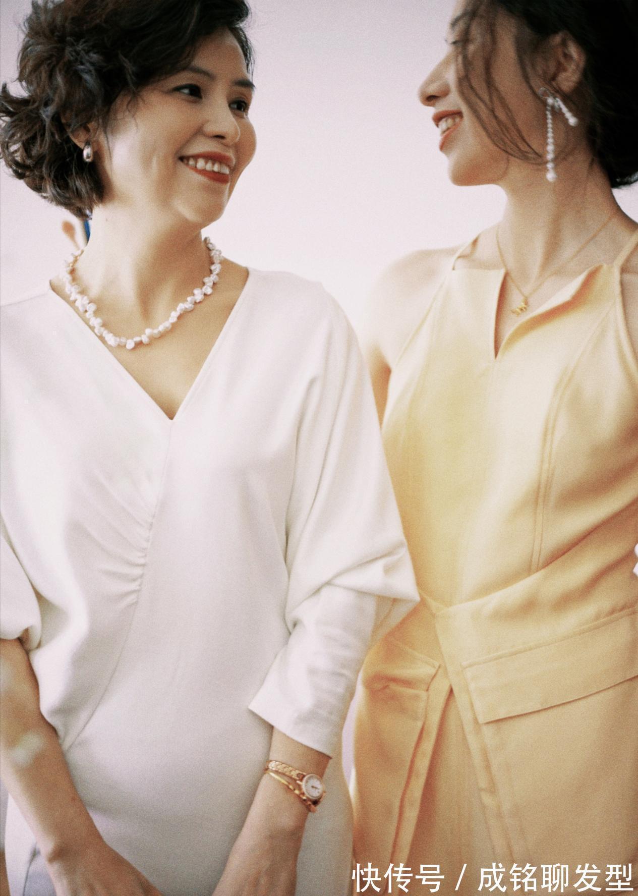 女儿|年过半百也美得耀眼!这位阿姨的穿搭值得学习,和女儿同框如姐妹