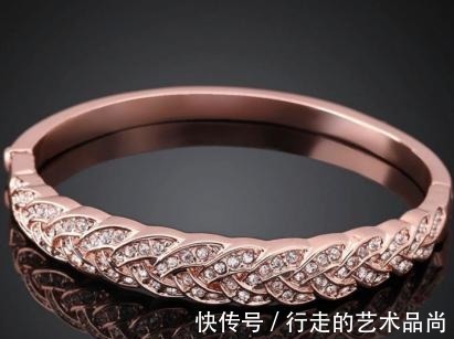 首饰 中年女性适合佩戴的4种手镯，不仅时尚还很显品味！你喜欢哪一个！