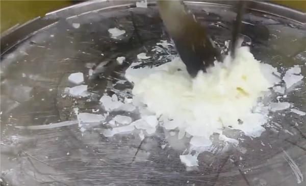 冻酸奶|外国小哥发明新款小吃，用矿泉水“炒”出来的冰淇淋是什么味道
