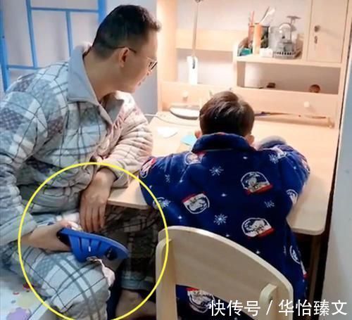 8岁男孩公交车上写作业,乘客凑上前去想