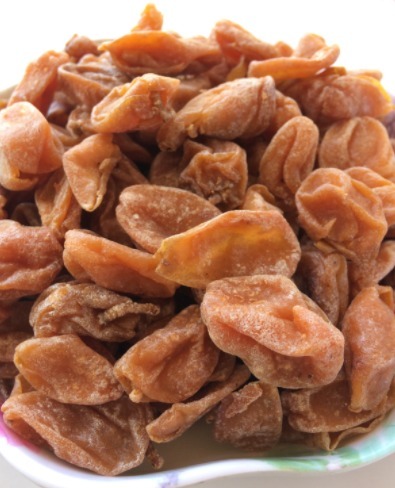 晒黄皮干要不要焯水70岁奶奶教你，晒2天就能吃，酸脆有嚼劲！