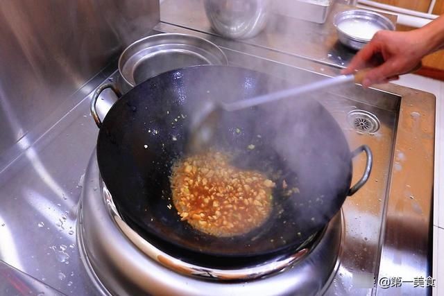  豆腐里打2个鸡蛋，不炒也不炸，一周吃7次吃不够，比吃肉还香