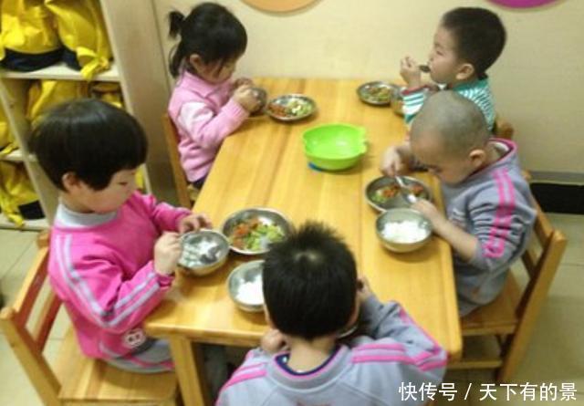 深受|孩子总夸幼儿园饭菜香，每顿能吃两碗，看到午餐照后宝妈深受打击