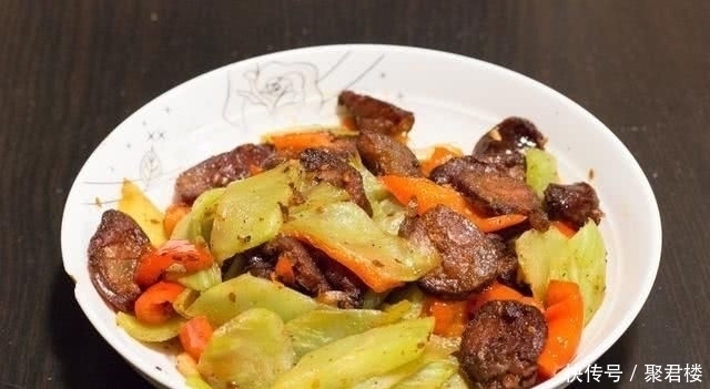 老家来亲戚,弟弟一家请吃饭,弟媳做了11个菜,大伙吃了一锅饭