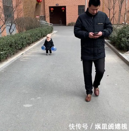 萌娃|“佛系奶爸”带娃出门走红,萌娃在后面拎着两个水桶操碎心
