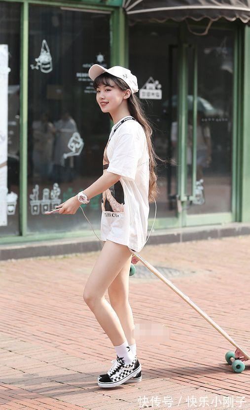 泡泡袖 黑色超短裤很好的展现了小姐姐的时尚气质