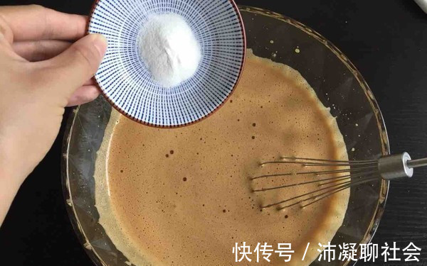 家里有面粉和大枣,就能做枣糕,比蛋糕简单香甜,新手一做就成功