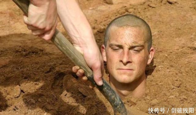 蛇虫鼠蚁 盘点《荒野求生》里的错误示范,贝爷这样做没事,你这么干就完了