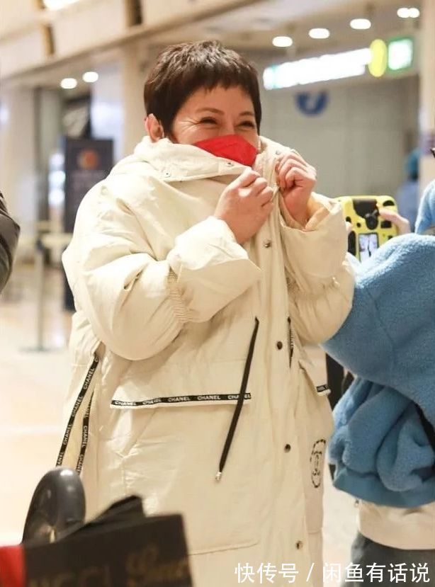 绗缝|向太胖得坦荡,穿羽绒服配小脚裤显富态,胖阿姨学她这样穿挺时髦