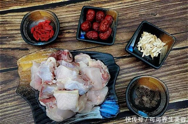 炖鸡汤时,有人先焯水,有人直接炖,大厨都不对,教你正确做法