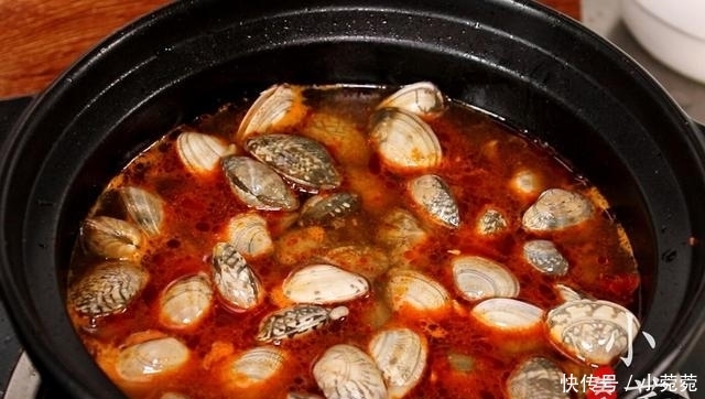 切成片|1块豆腐,1把花蛤,锅中炖一炖,鲜香美味,出锅连汤都不剩