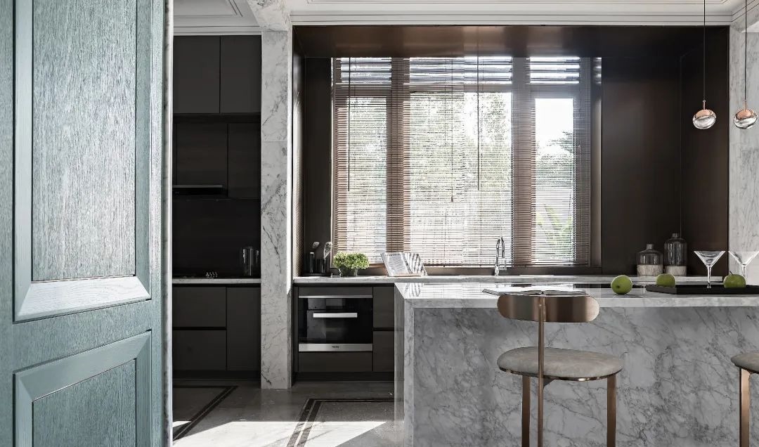 布置|900㎡现代轻奢,蓝绿色墙面+端庄软装,诗意档次!豪宅有人看吗?