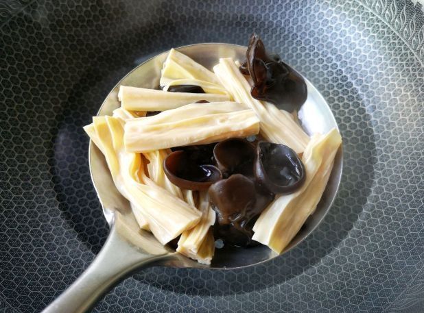 别用冷水泡腐竹，水里“多加2样”，10分钟泡开，口感筋道没硬心