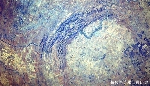 20亿年前陨石砸出巨坑,坑内埋藏着千吨黄金,为何却没人开采