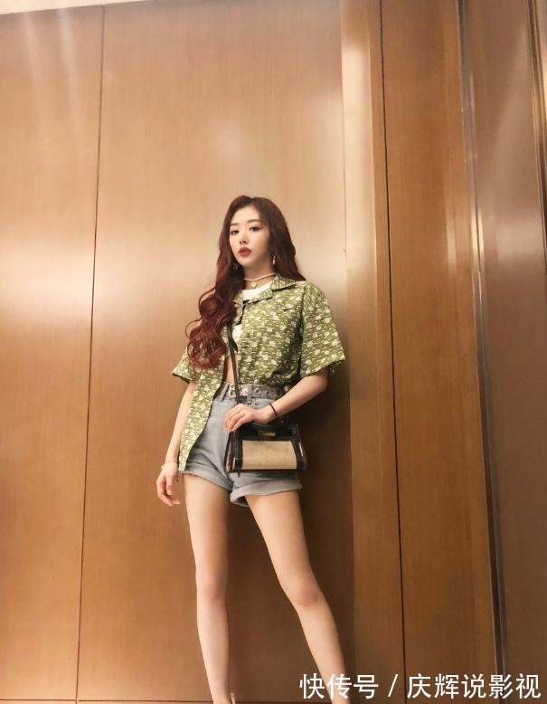 孔雪兒太膽大,牛仔半裙開到大腿盡頭,為了紅真是拼了!