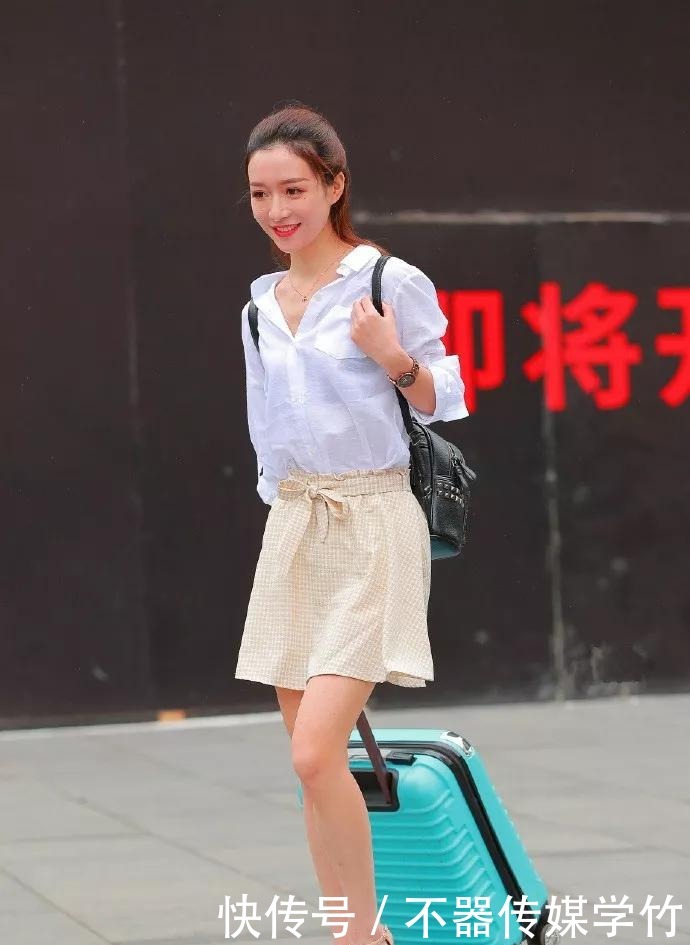 美女脚上搭配一双裸色的尖头高跟鞋,看上去有一种延伸的视觉效果