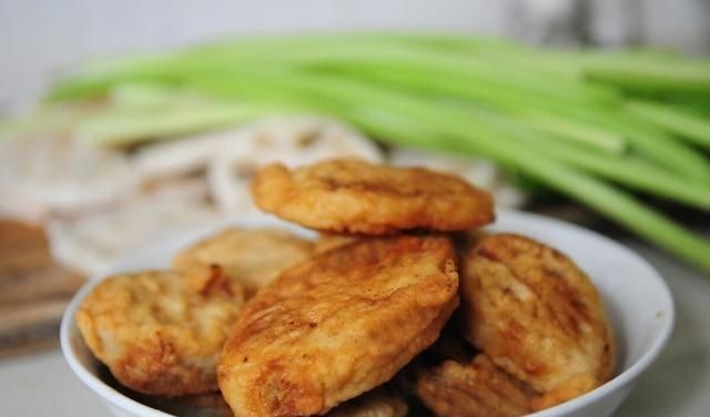 炸藕盒炸茄盒,调面糊不能用水,这样做,香酥筋道,不吸油不油腻