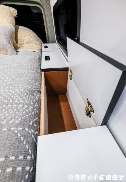 小卧室|小卧室早该舍弃床头柜,靠墙塞15公分宽薄柜,收纳何止多出2倍