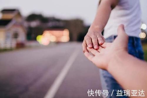 小刘|三胞胎合伙打哭小姨,妈妈问是谁打的?3个宝宝立刻就窝里反了