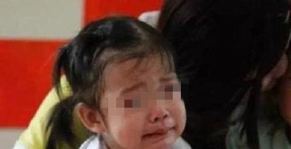 放学|“不想尿尿”,3岁女儿放学后一直抓着裤子,脱下裤子后妈妈泪目