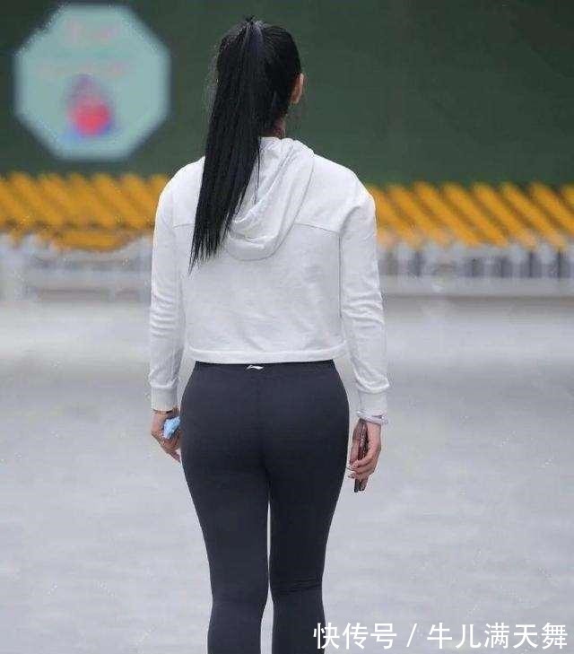 打底裤 时髦大方的打底裤穿搭展现出迷人风采，休闲百搭又耐看，简约高级！