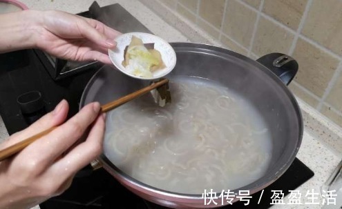 猪皮|猪皮这样吃才叫爽,不炒也不炸,一次做一锅,一锅都不够吃