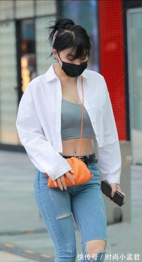 衬衫 牛仔裤怎么穿才“不平庸”？上半身配白色衬衫，快速提升时髦度