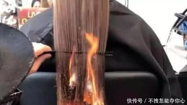 女子去理发,理发师却用火点燃她的头发,烧出来的发型居然更美