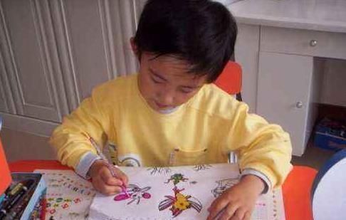 小男孩儿|老师让画自家宠物,5岁儿子画完却被批评,宝妈拿出照片老师无语