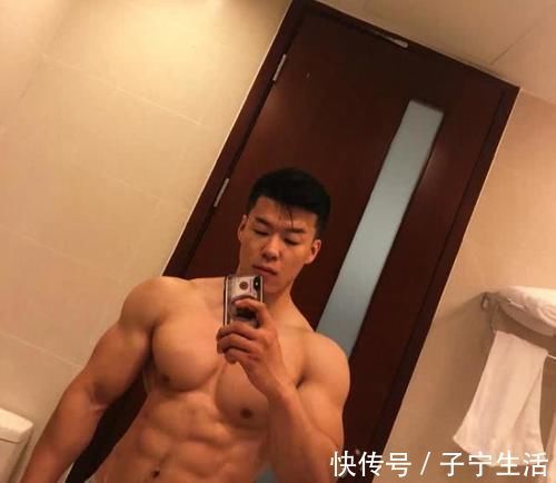 冠军|腹肌练成搓衣板,靠实力撸铁的95后,赢得大学生赛健体全场冠军