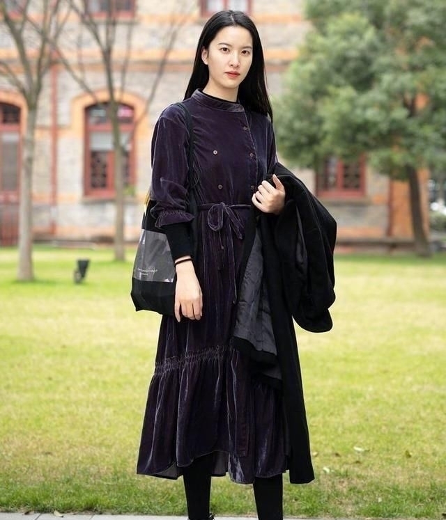 街拍小姐姐白色的长袖T恤搭配蓝色牛仔热裤,时髦靓丽