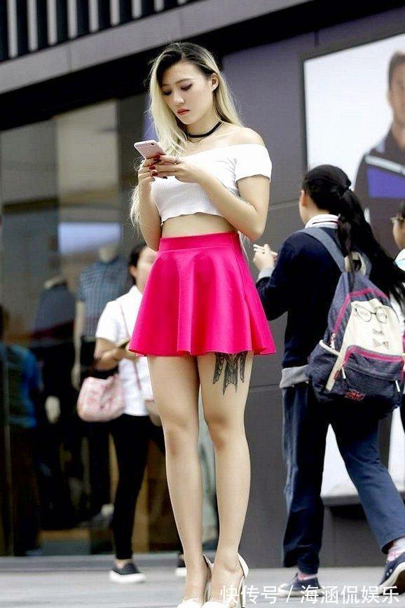 玫红色|玫红色短裙配一字肩,清爽简约又显大长腿,尽显潮流女生个性的美