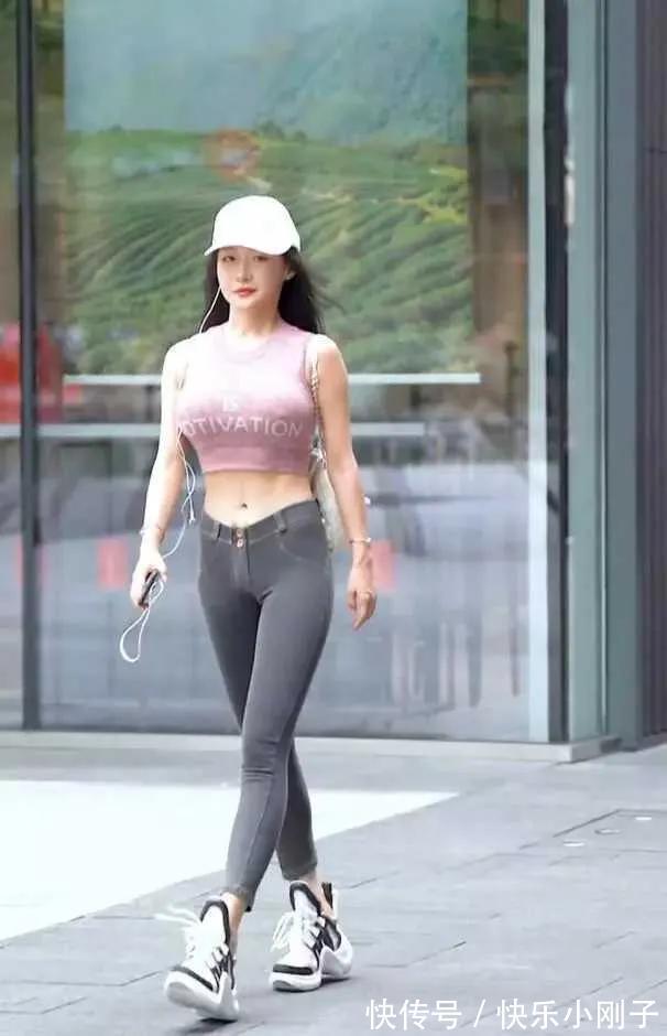 穿搭 牛仔裤的潮流风尚,穿出了无痕裤效果,紧致修身显腿长