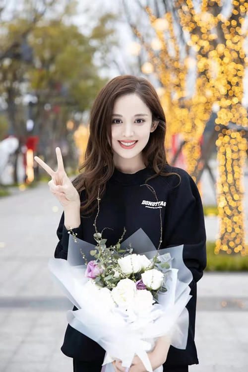 娜扎罕见私服亮相 穿米色针织衫走少女风“电杆腿”成焦点