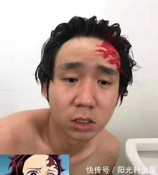 漫迷们|泰国小哥Cos都很火,他在“洗澡”时利用洗头液做出各种动漫角色