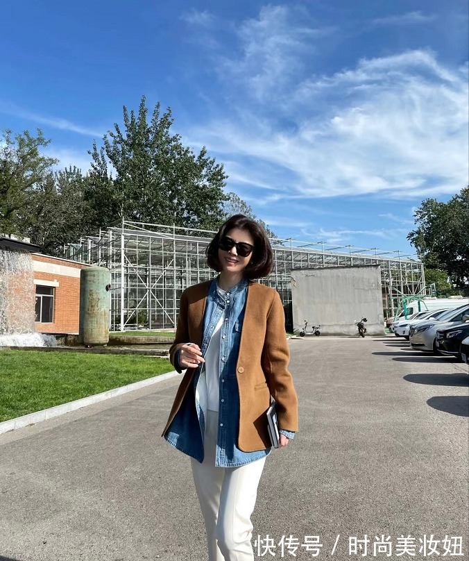 裤子|“白裤子”才是万能的搭配神器,9个造型告诉你答案,高级洋气