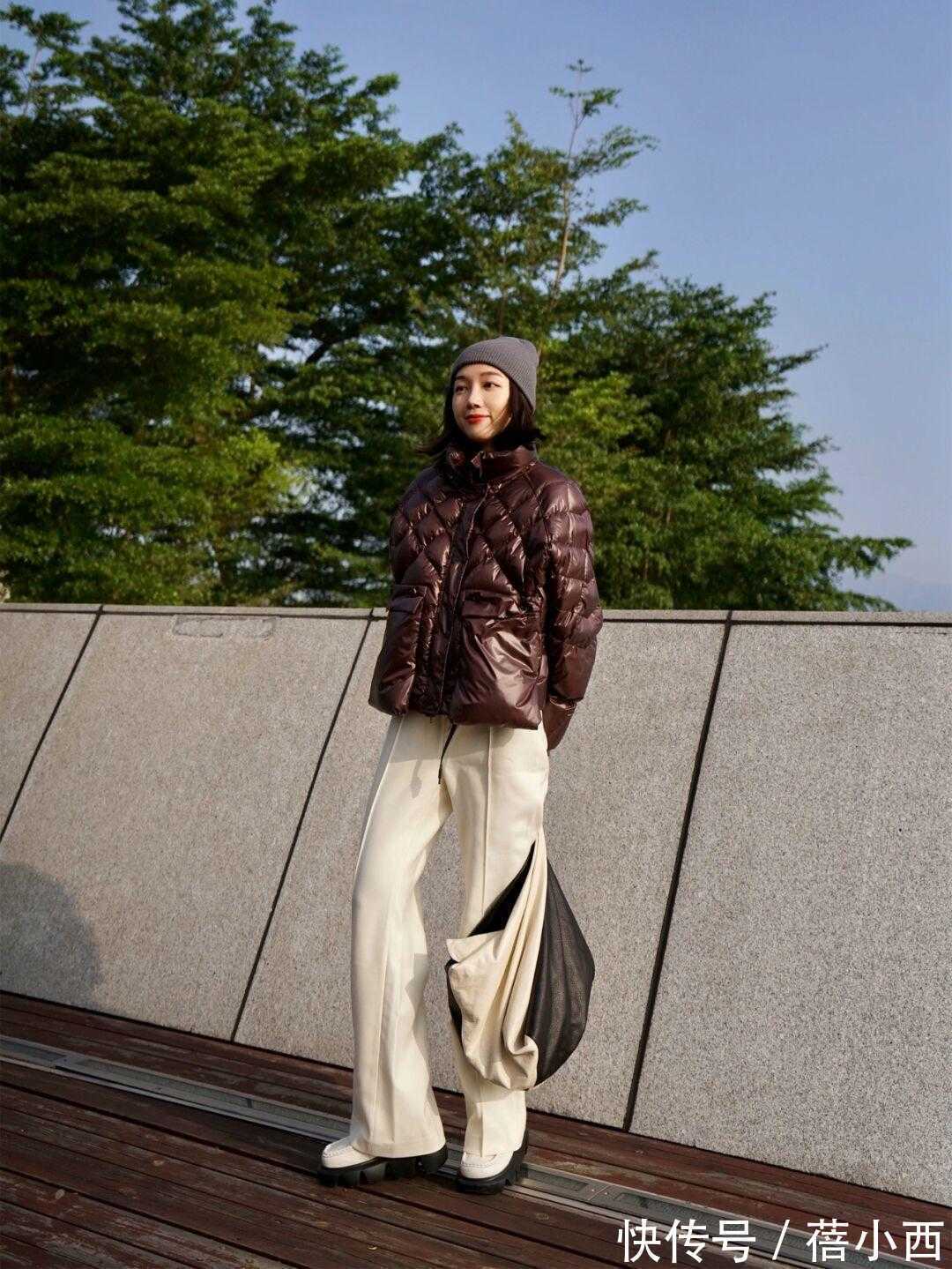 穿搭 羽绒服怎样搭配才时髦?内搭毛衣,下搭阔腿裤、牛仔裤简约高级