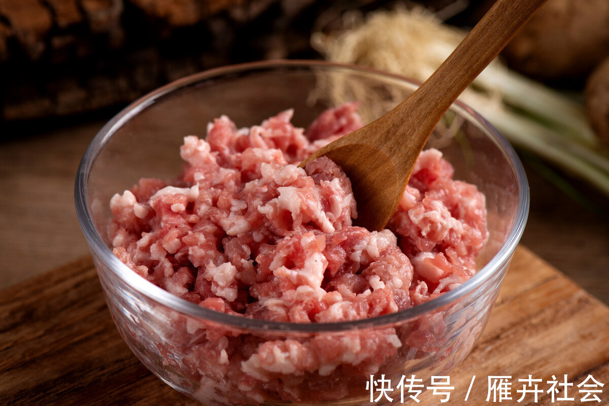 馅料|鲜肉馄饨要想好吃，原来有诀窍，调馅时多放一种油，馅料鲜嫩多汁