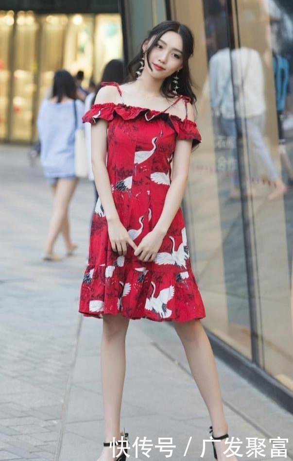 高跟鞋|时尚女郎偏爱吊带连衣裙，简约又时尚，红色花纹中国风的感觉