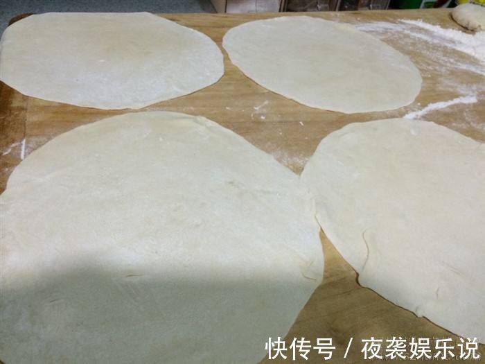 烙饼时，别用凉水，用葱花和面，软香多层，比北方大妈做的还好吃