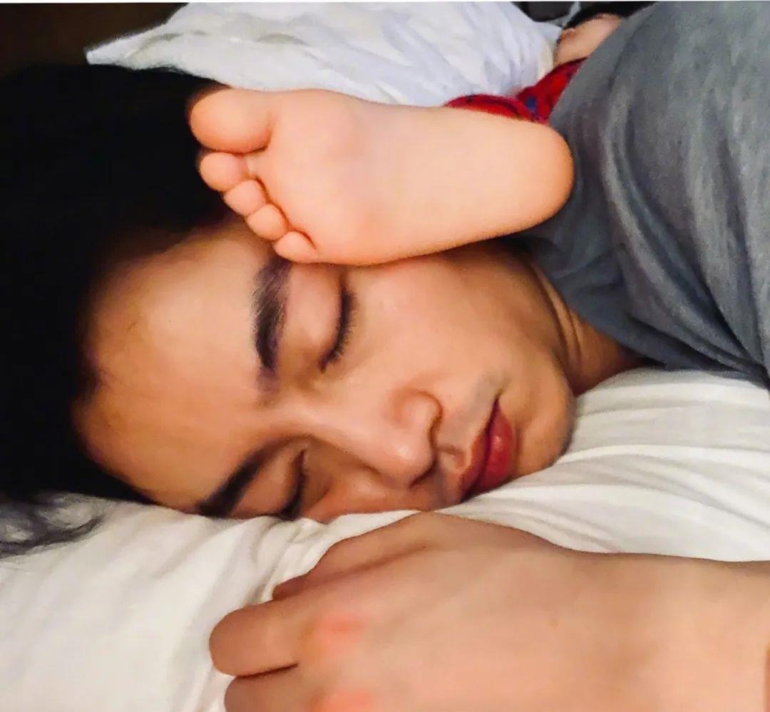 陈晓|孩子睡姿暗示性格,若是第3种父母别忽视,做好2点孩子更健康